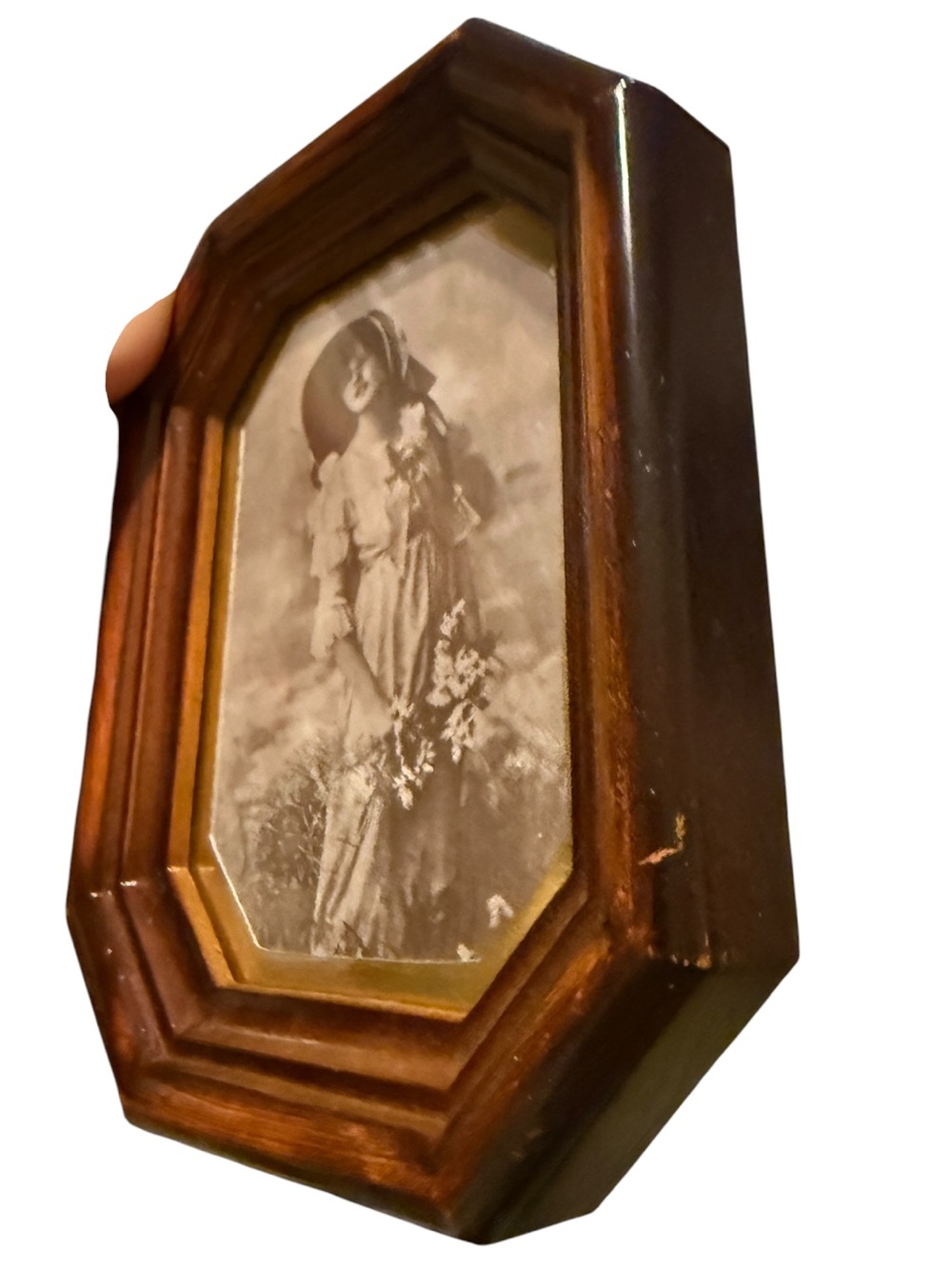 vintage octagonal wood-finish photo frame features a classic portrait insert and - Picture 8 of 11